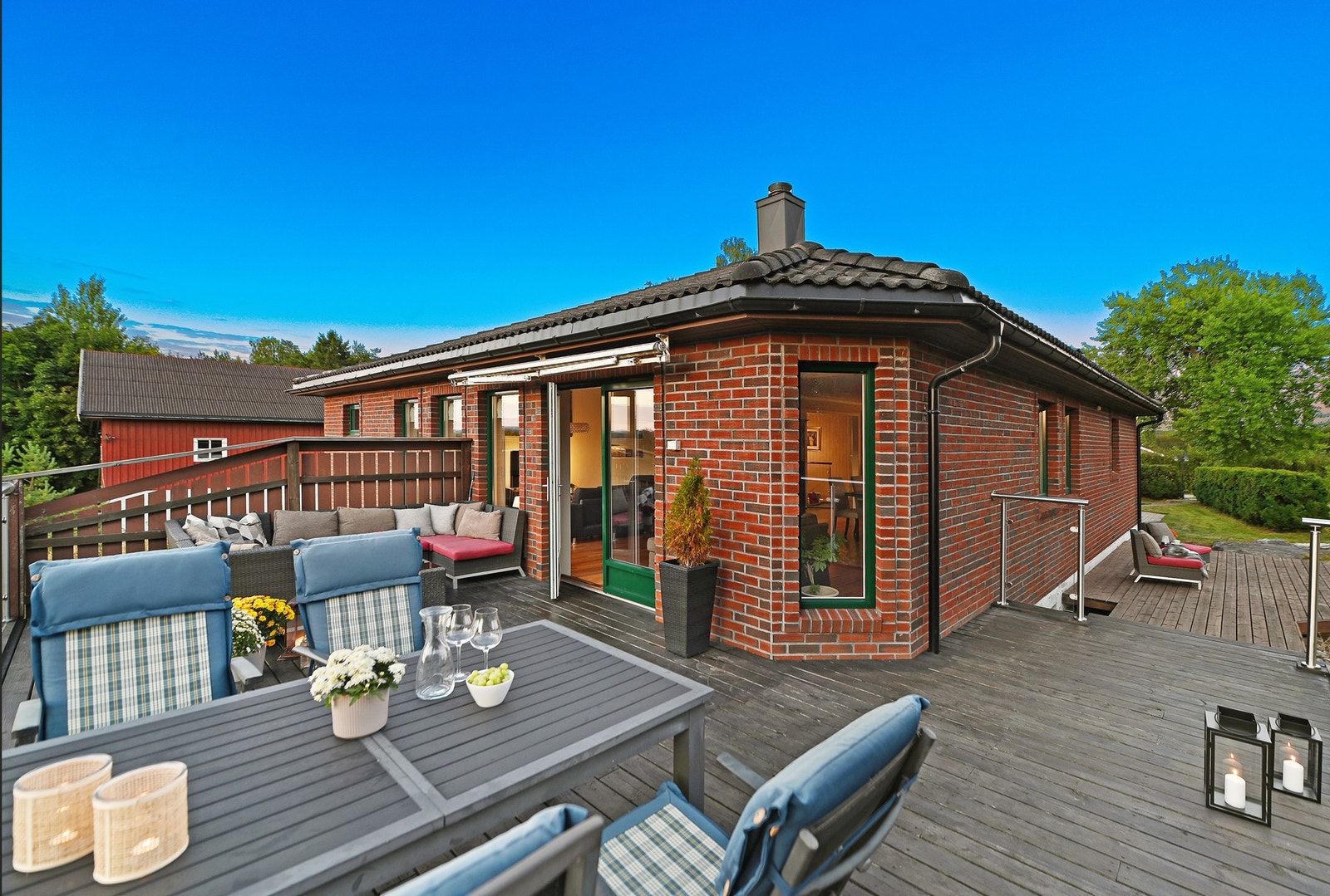 Uteplasser med sol fra tidlig morgen til sent på kveld. Galleribilde