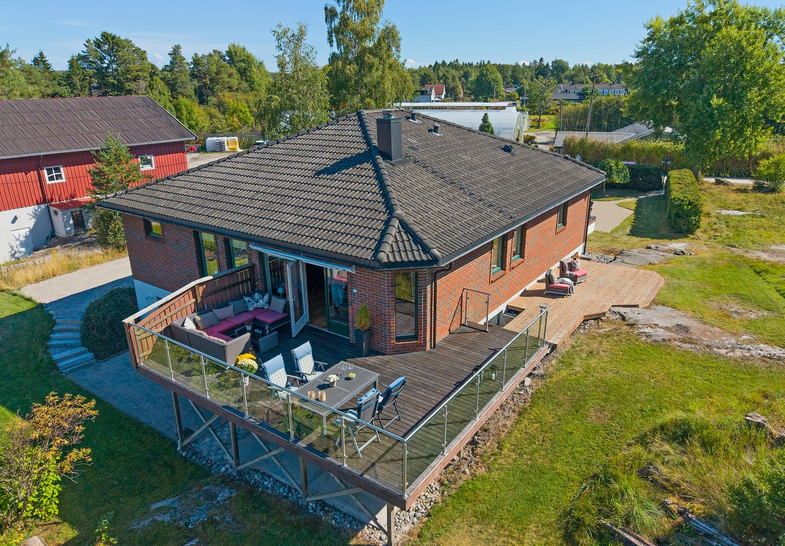 Boligen sto ferdig i 2003, og har en godkjent sokkelleilighet i underetasjen. Galleribilde