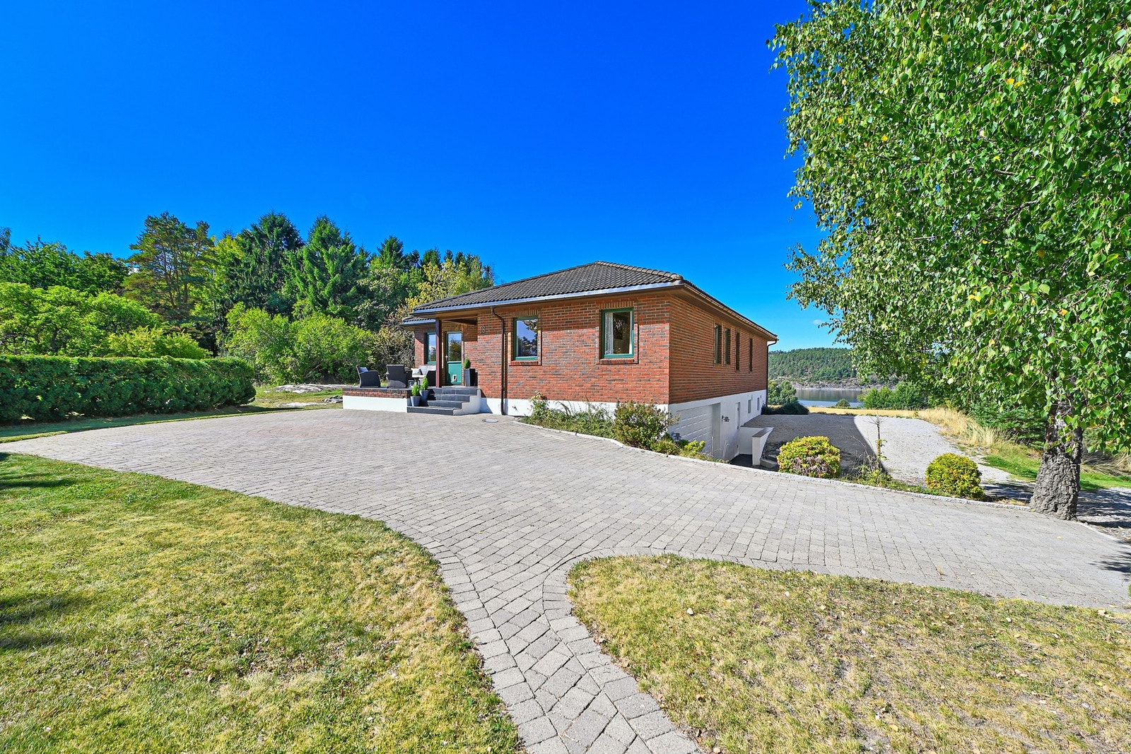 Dette er en stor og innholdsrik enebolig med tilbaketrukket og solrik beliggenhet. Galleribilde
