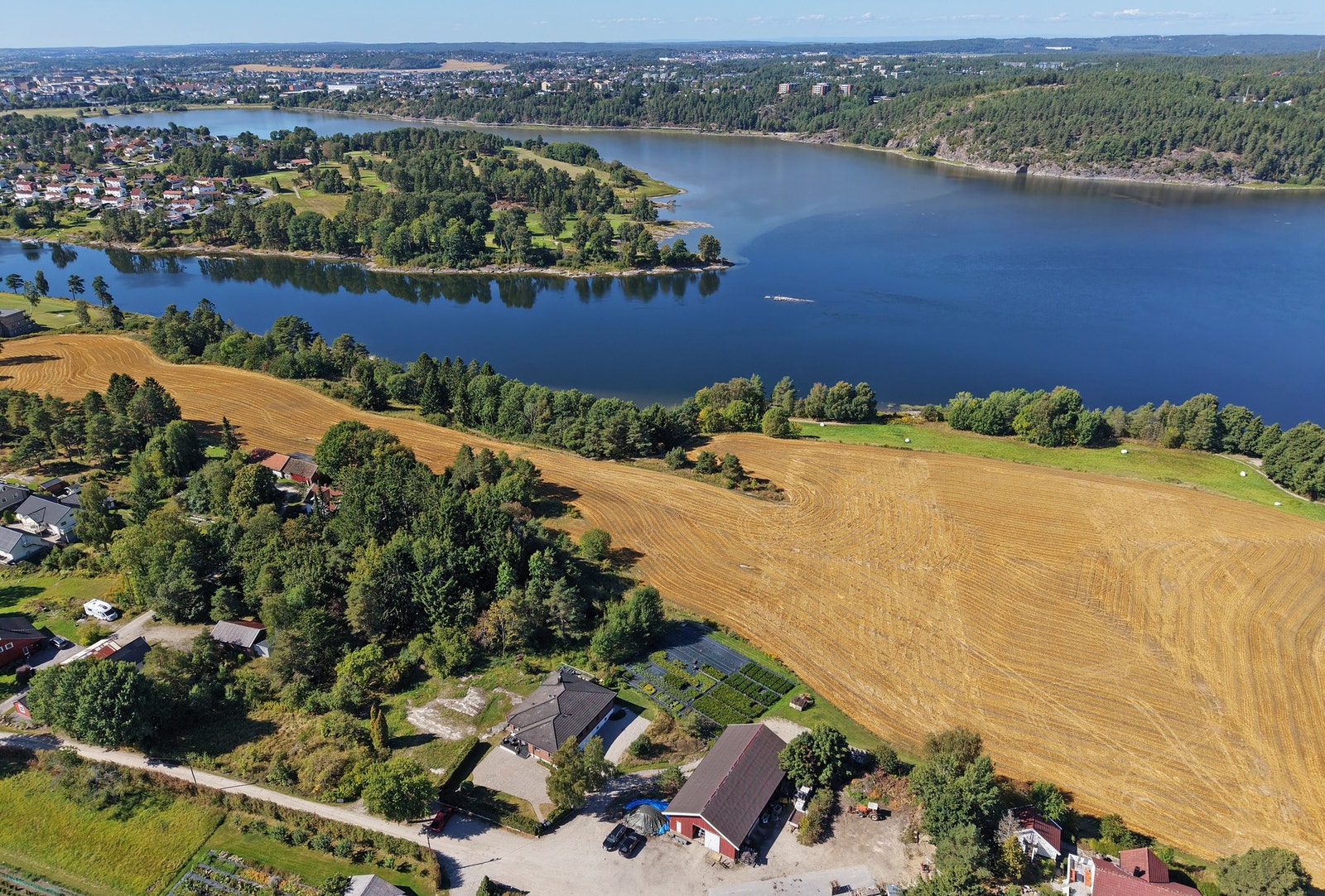 Eiendommen har fin utsikt mot Glomma, og med den nye gangbrua til Opsund kan du kan til sentrum på en drøy halvtime. Galleribilde