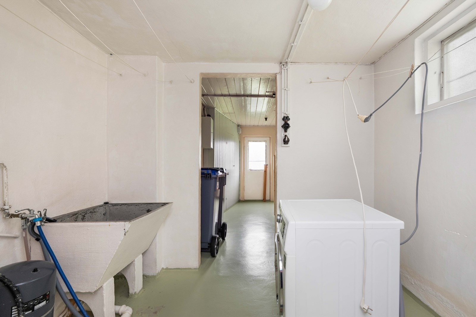 Vaskerom i kjeller er fellesareal med nabo boligen (åpent mellom boligene). Galleribilde