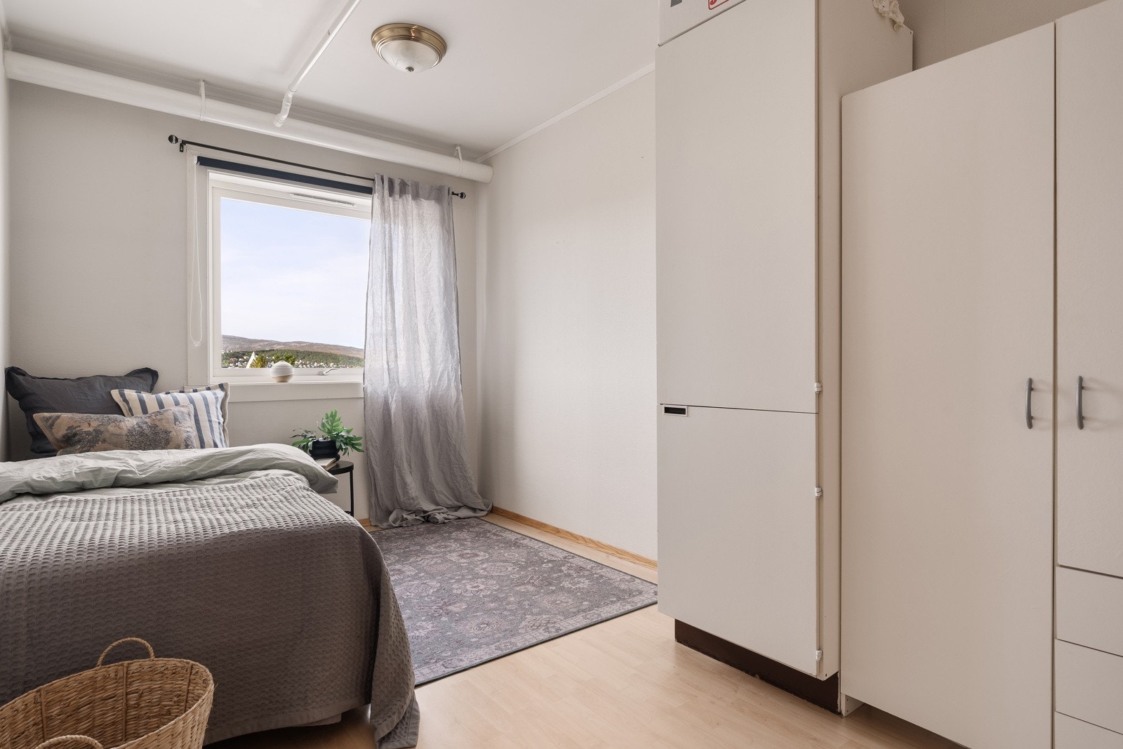 Soverom 2 er romslig med god plass til ønsket garderobeløsning.