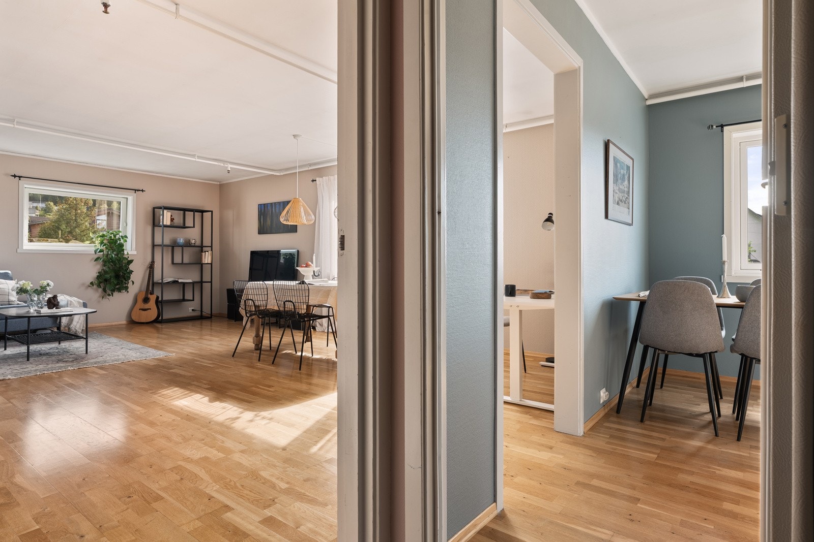 Boligen har en praktisk planløsning med plass til flere sosiale soner.