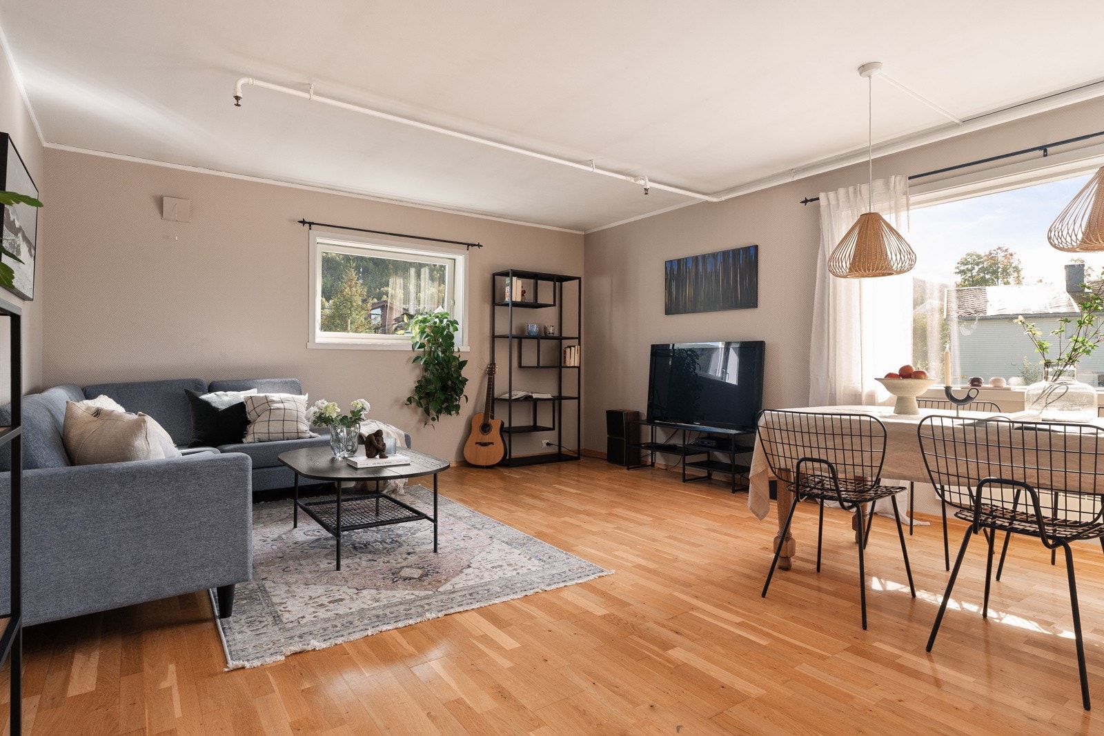 Velkommen inn i den romslige stua!