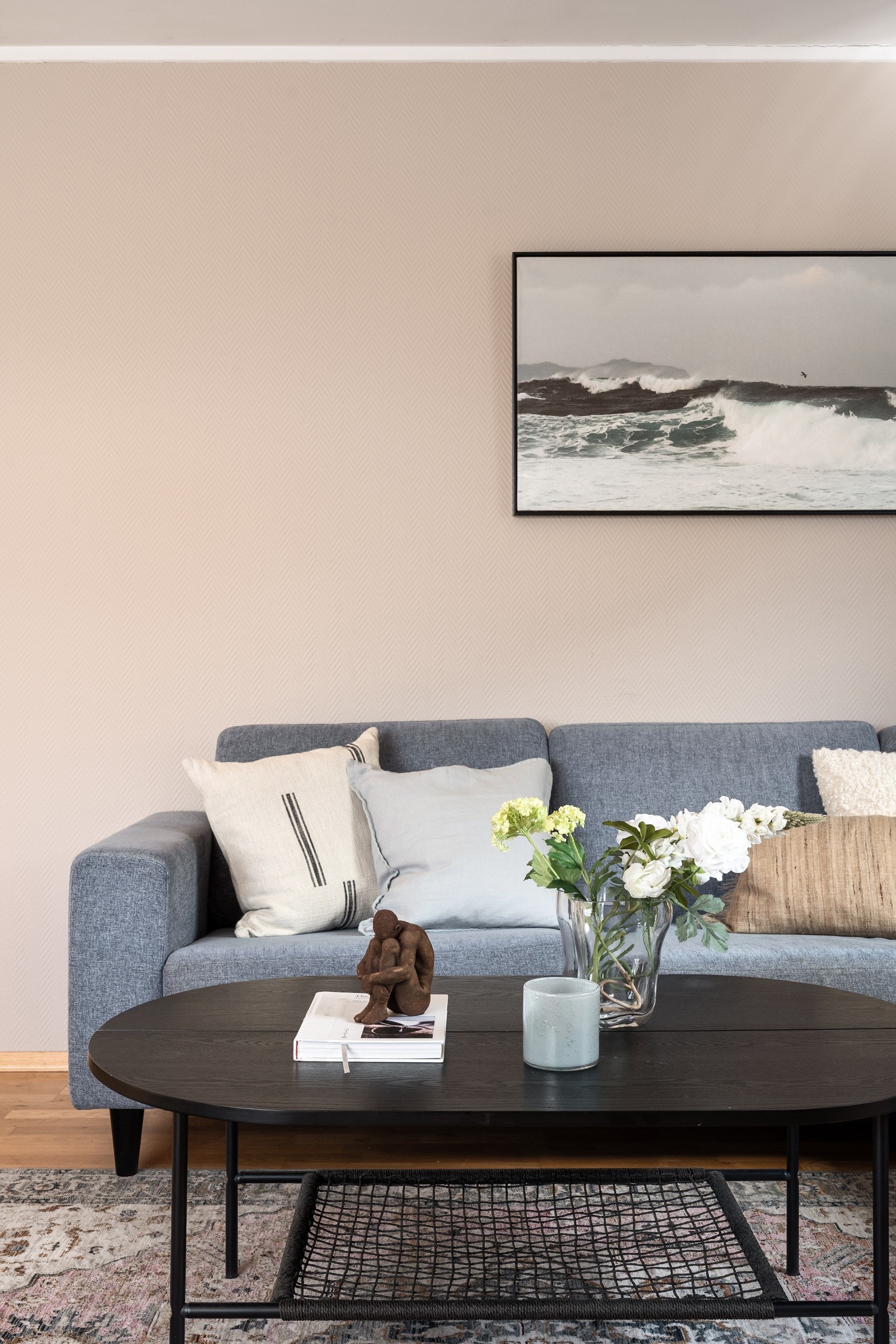 Stuen er preget av moderne fargevalg og fremstår som svært stilren.