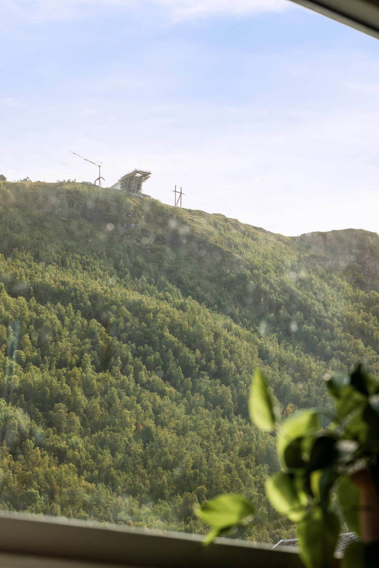 Tromsdalen er kjent for sine fine turområder, hvor blant annet Sherpatrappa fører deg til populære turmål slik som Fjellheisen, Fløya eller Tromsdalstind.