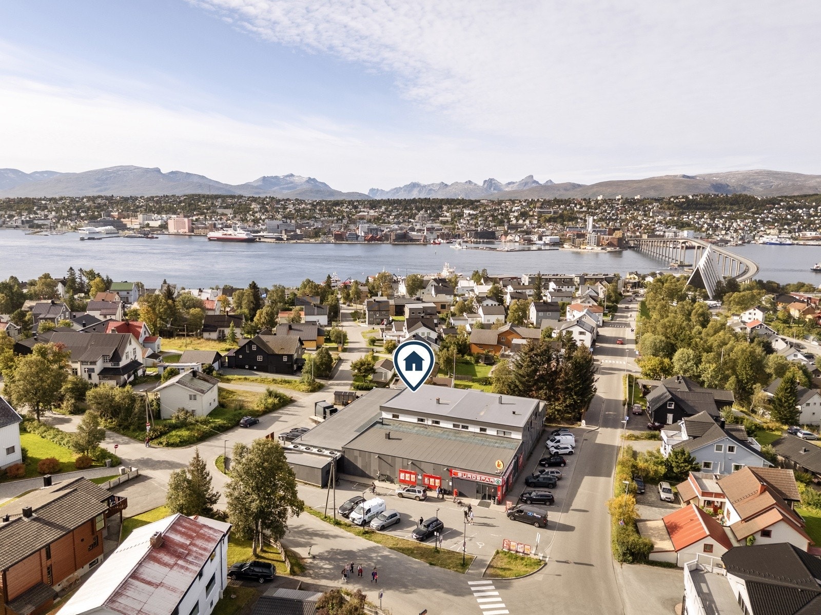 I nærområdet finnes både Ishavskatedralen og Fjellheisen, to av Tromsøs mest kjente landemerker og utgangspunkt for flotte naturopplevelser.