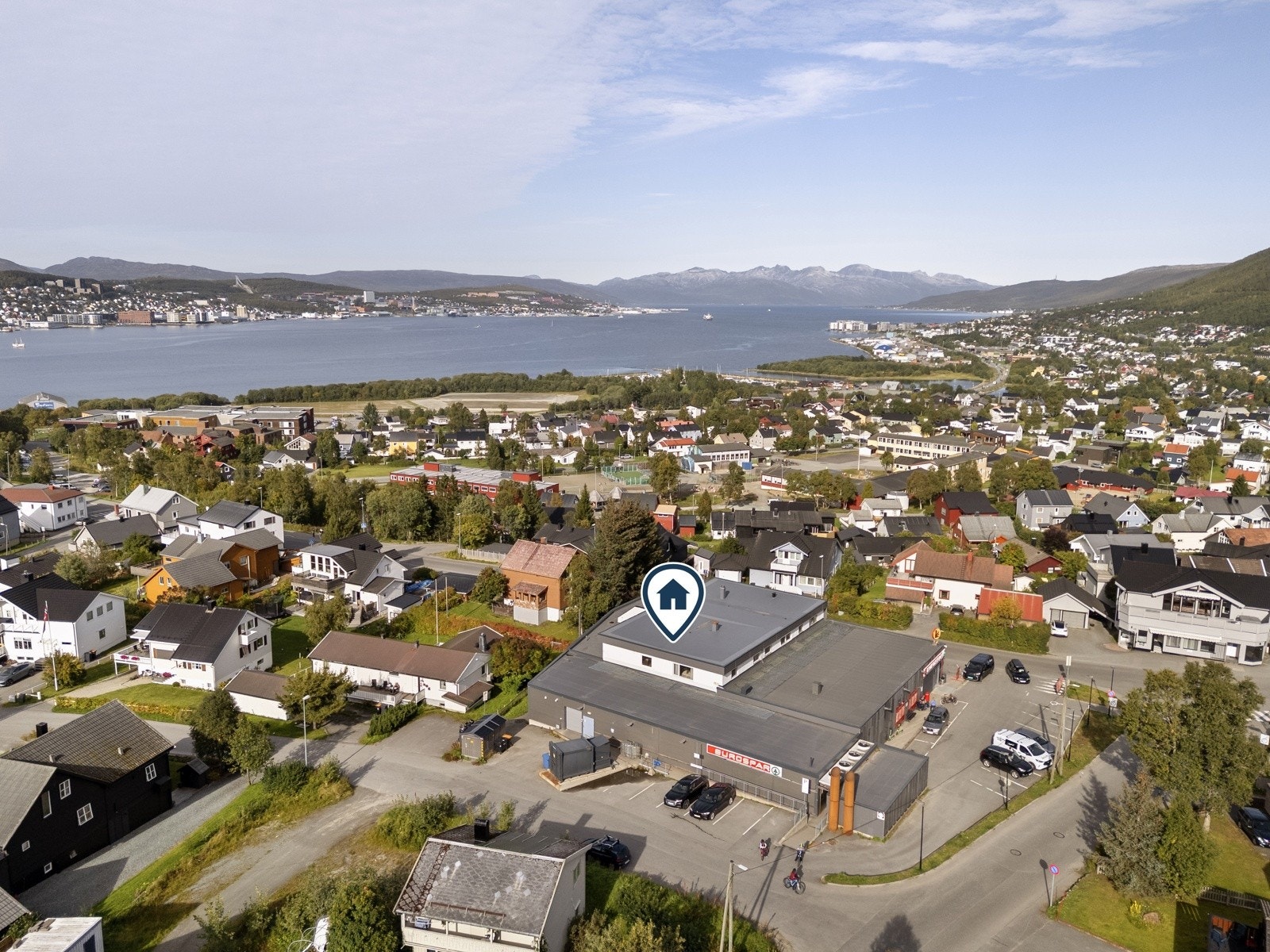 Tromsdalen byr på en attraktiv kombinasjon av bynær beliggenhet, fjell og sjø, med Tromsø sentrum bare en kort tur over Tromsøbrua.