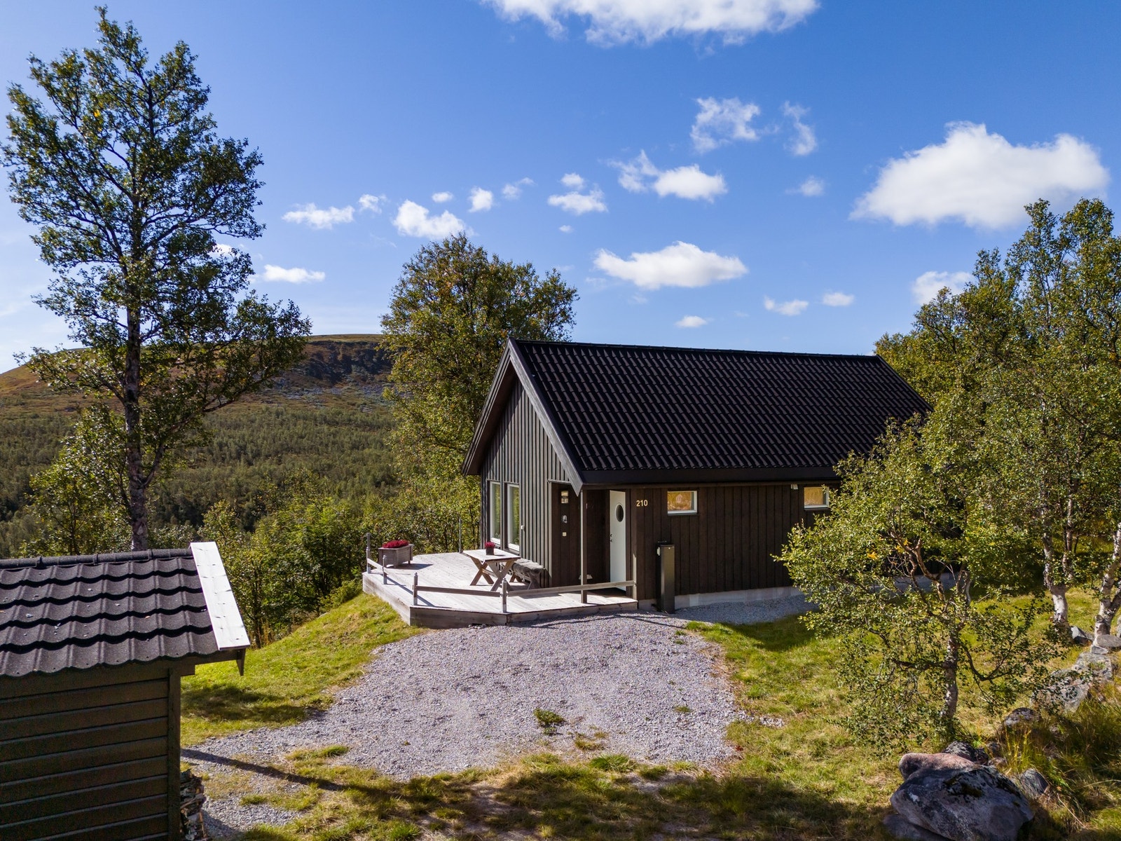 Eiendommen kan ikke inngjerdes pga beite, men det er sauegjerde rundt terrassen Galleribilde