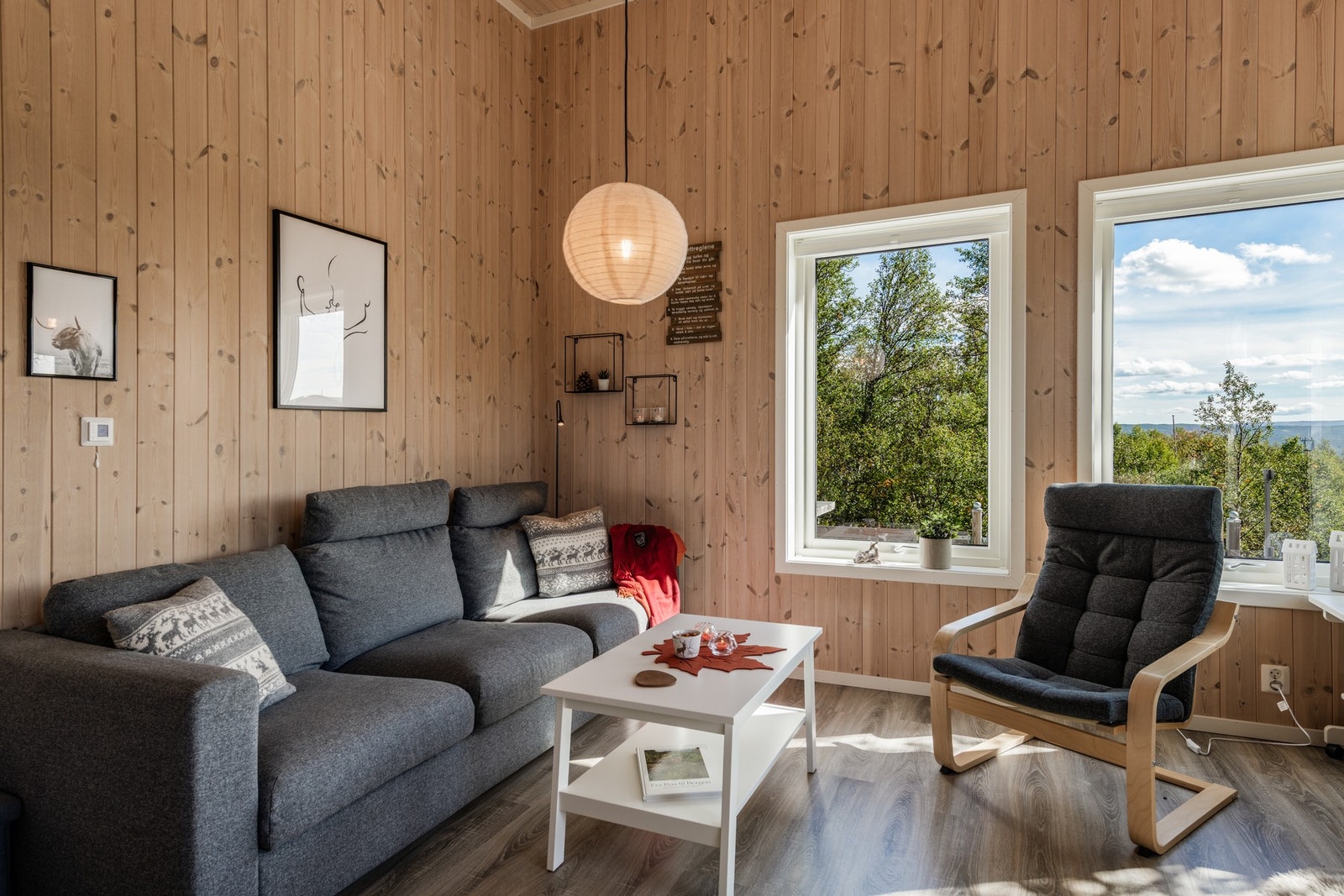 En lys og hyggelig stue med naturen som nærmeste nabo Galleribilde