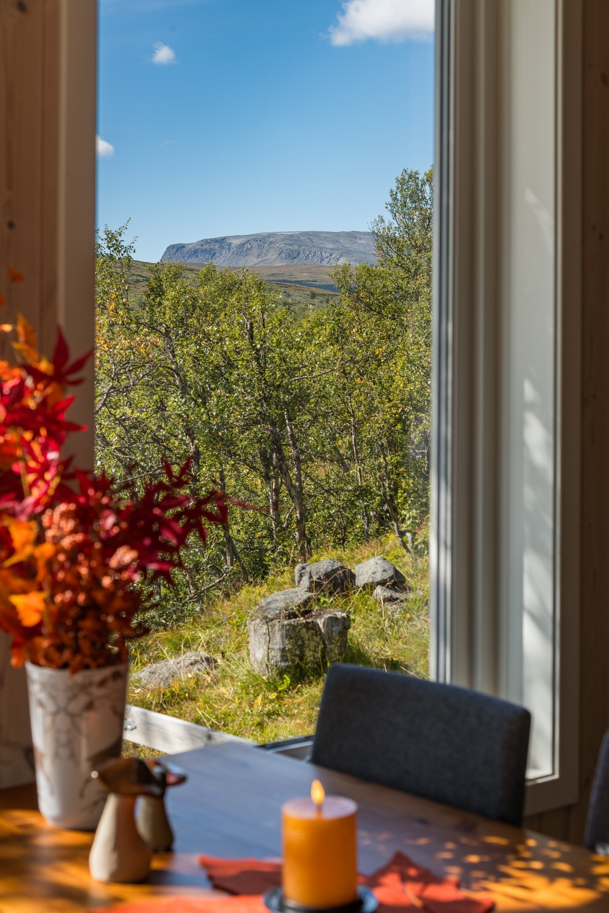 Her er det lett å finne roen - med fjellene i alle retninger Galleribilde