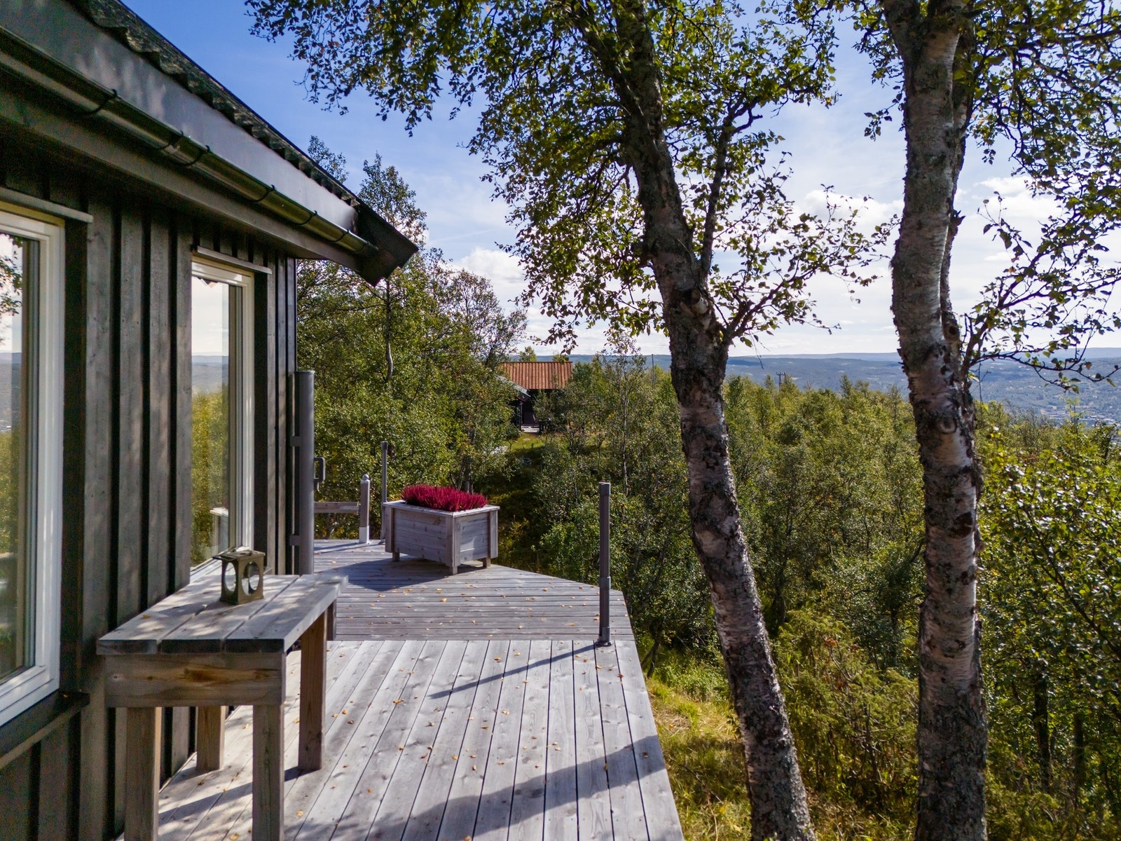 Hytten har 3 stk sidemarkiser på terrasser gir mulighet for å sitte i le Galleribilde