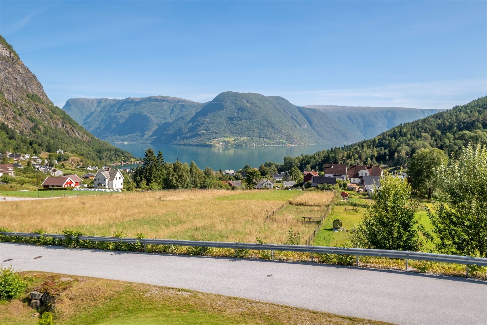 Bygda er kjend for sitt særprega miljø og si vakre plassering ved Lustrafjorden. Galleribilde