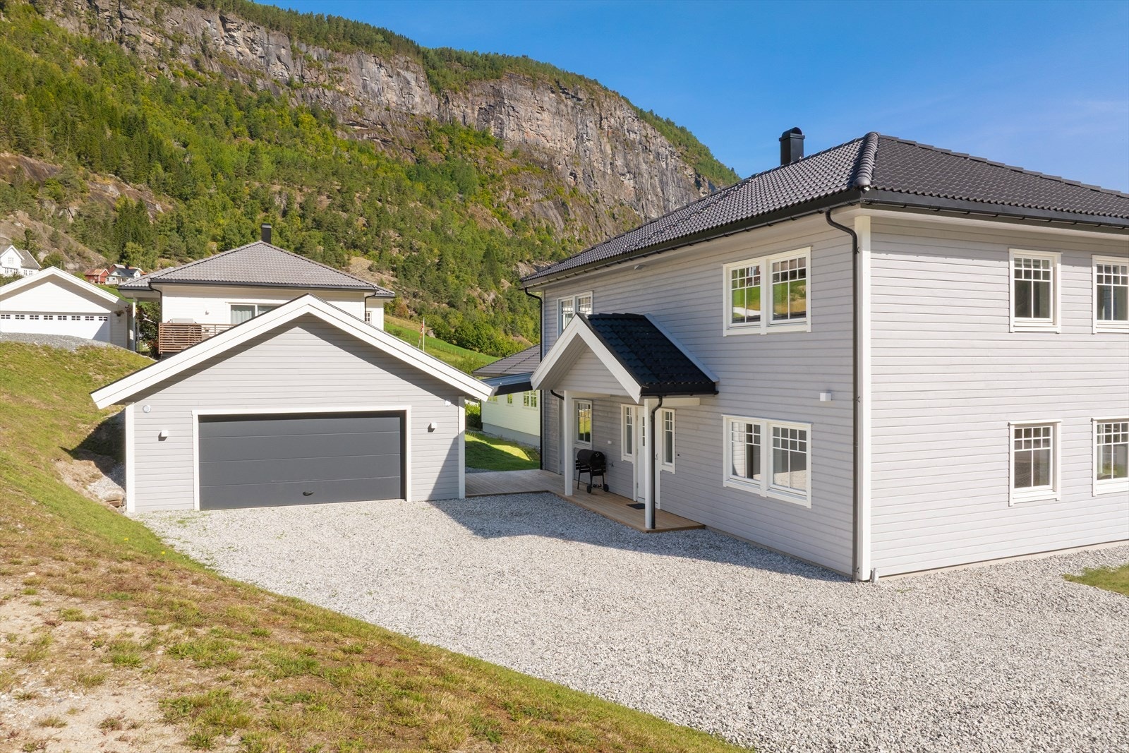 Einebustaden er oppført i tradisjonell stil og inneheld bl.a. 5 romslege soverom, 2 bad, badstu og dobbelgarasje. Galleribilde