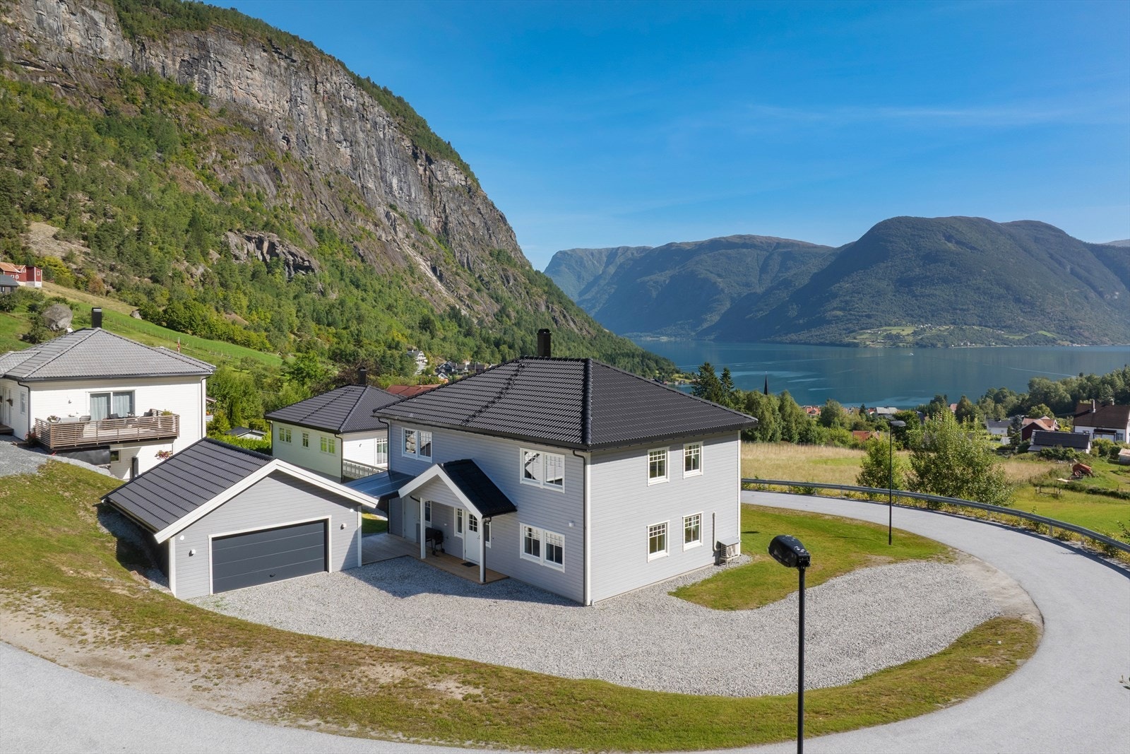 Eigedomen ligg i eit nyare bustadfelt i Gamlevegen, litt opp i bygda Solvorn. Galleribilde
