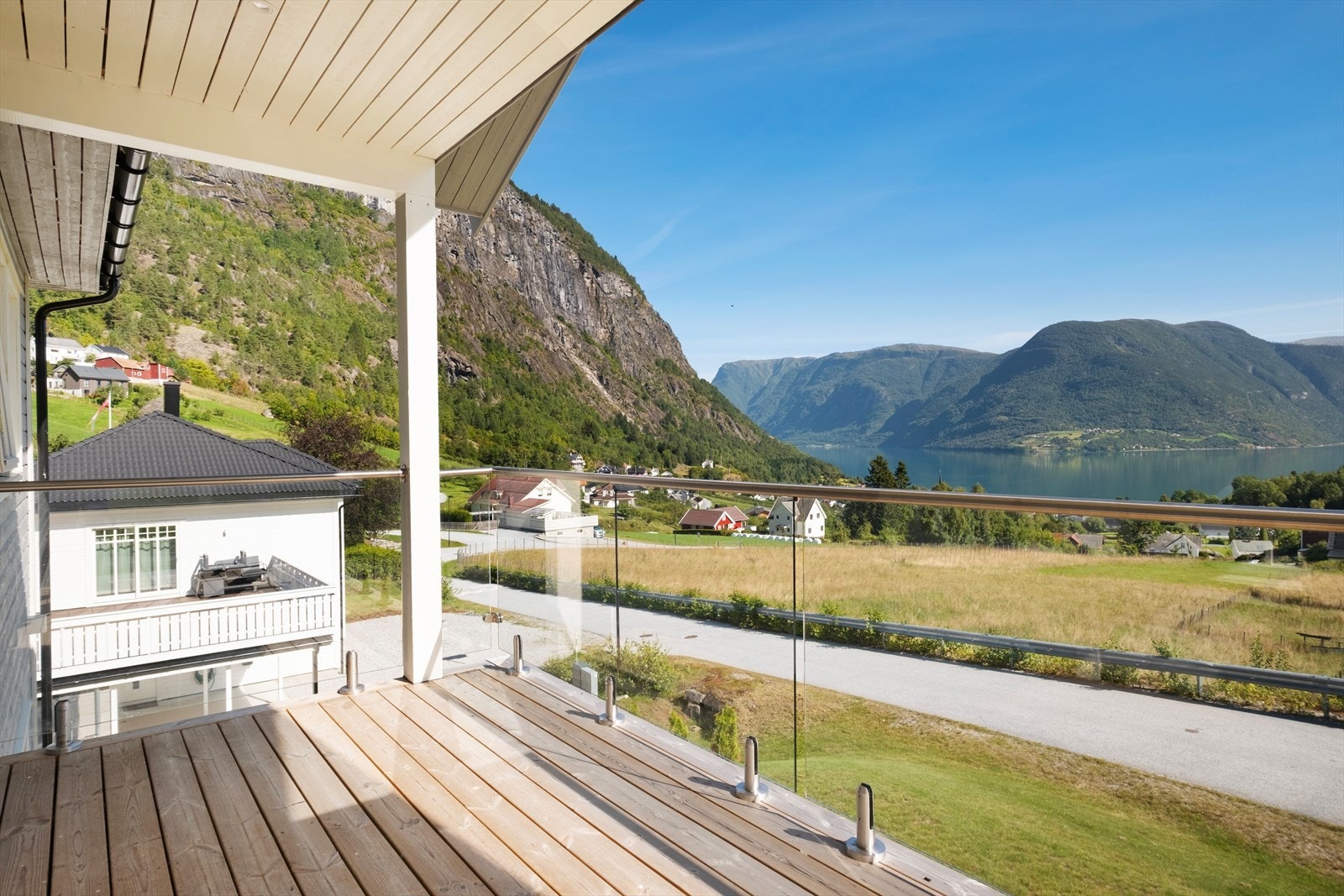 Herifrå er det flott utsikt over bygda, fjorden og fjella omkring. Galleribilde