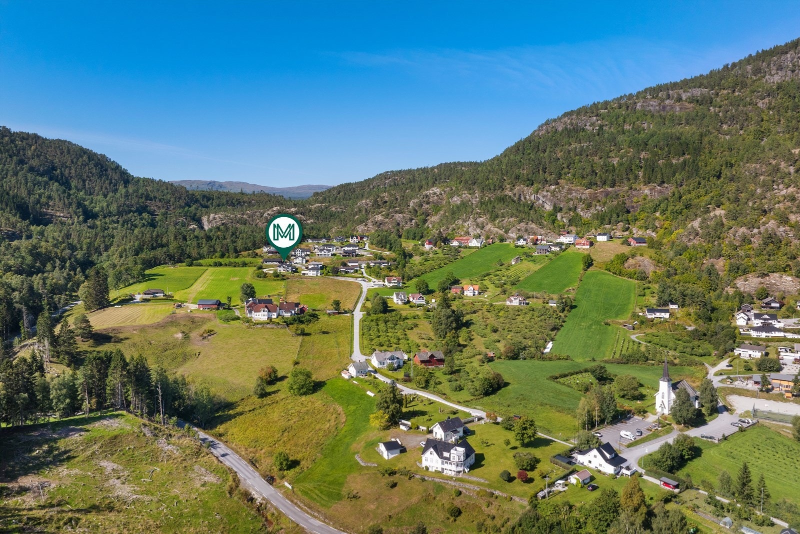 Området byr på flotte turmoglegheiter med populære turmål som Molden og Solvornnipa. Her kan du fiske frå bryggja eller ta med fiskestonga ut på fjorden. Galleribilde