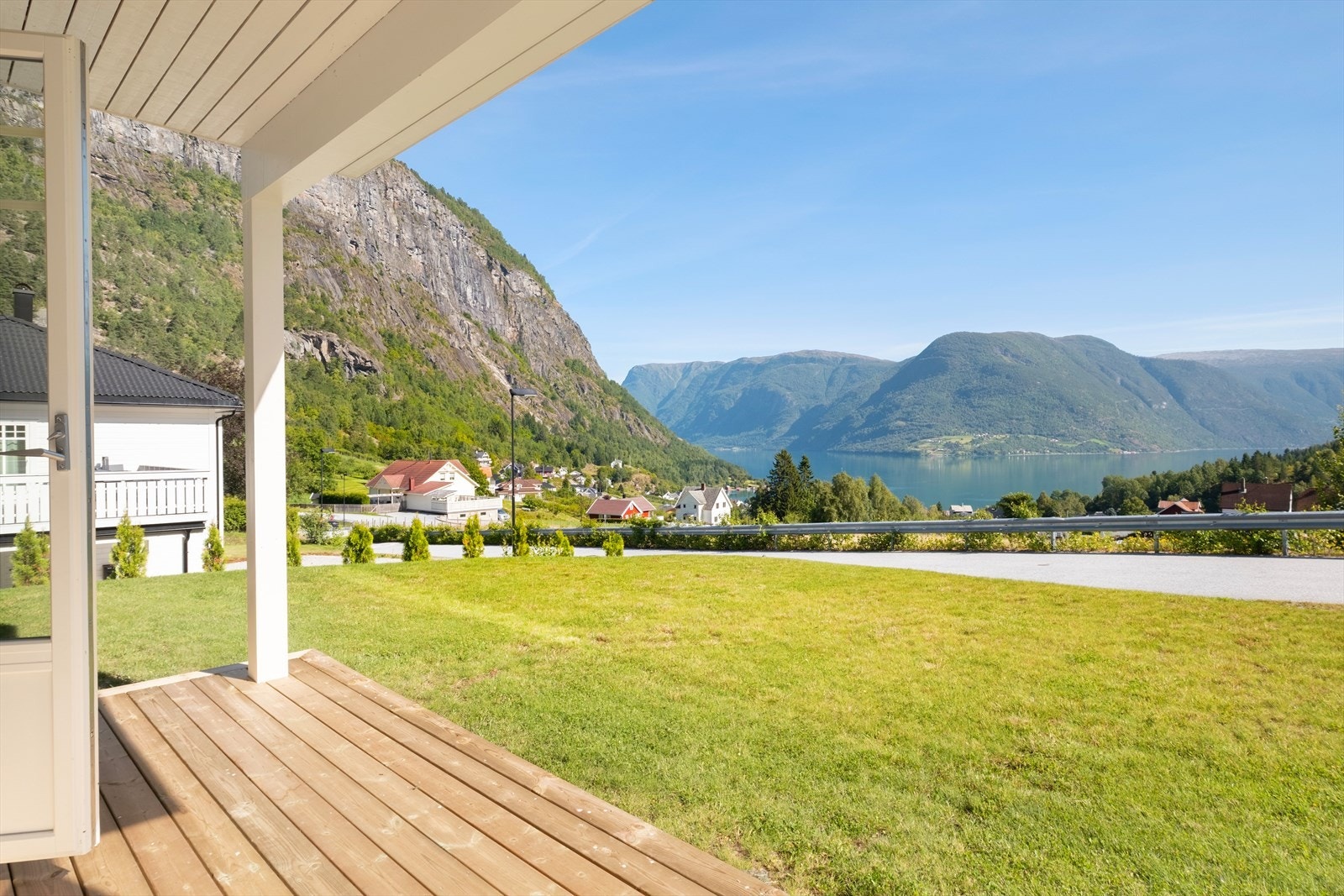 Tenk å sitte her ute og nyte morgonkaffien til denne utsikta. Galleribilde
