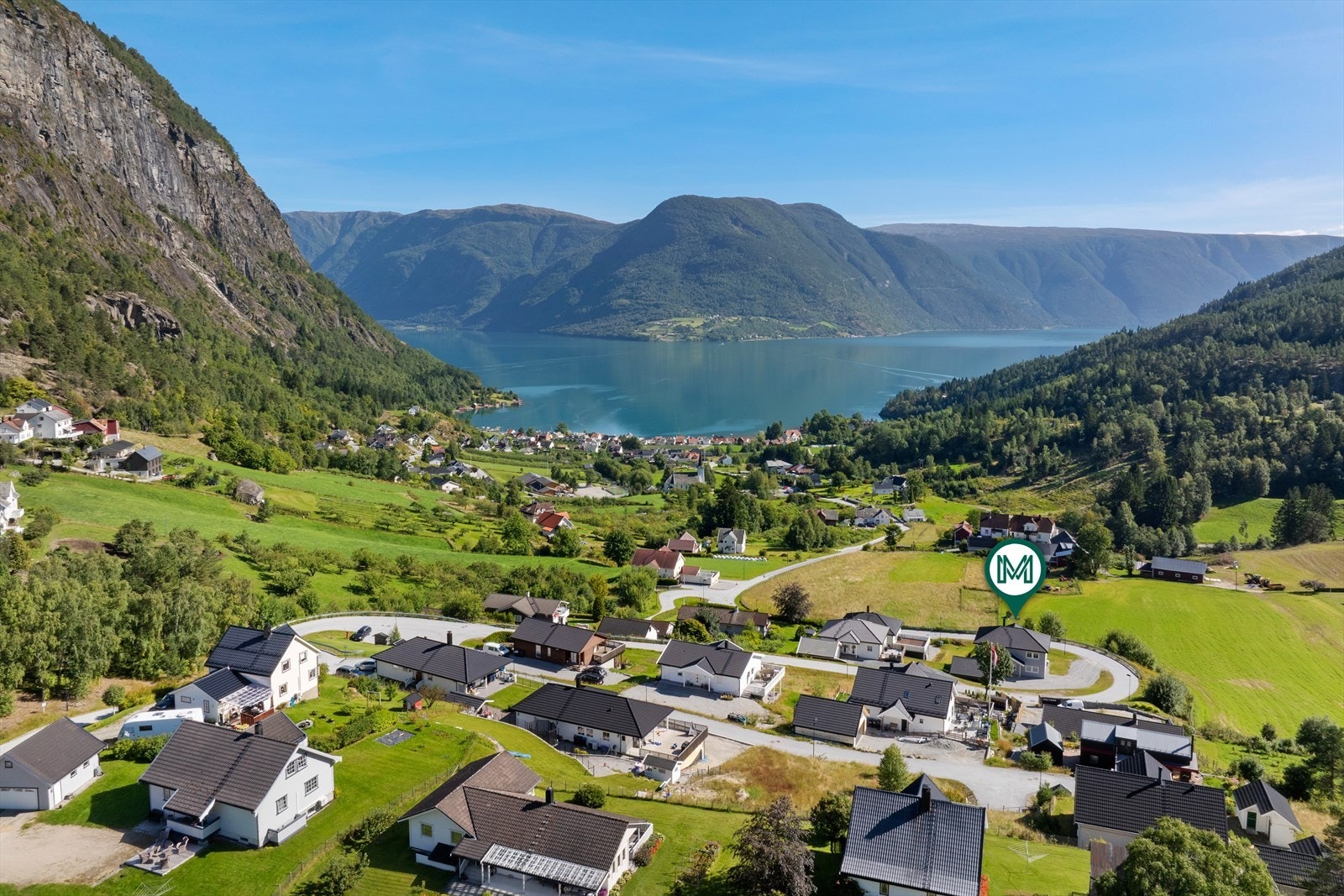 Huset har ein veldig god plassering med fri utsikt til Lustrafjorden og historiske Urnes med Norges elste stavkyrkje. Galleribilde