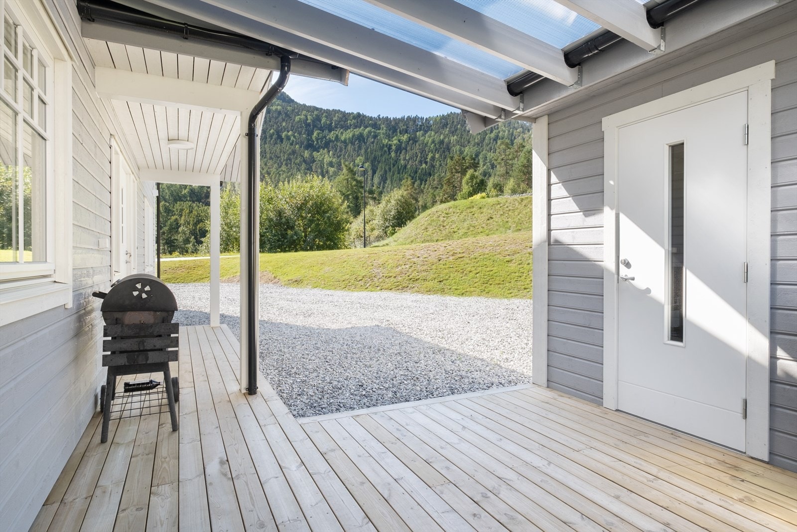 Frå bustaden går ein tørrskodd inn til garasjen. Galleribilde
