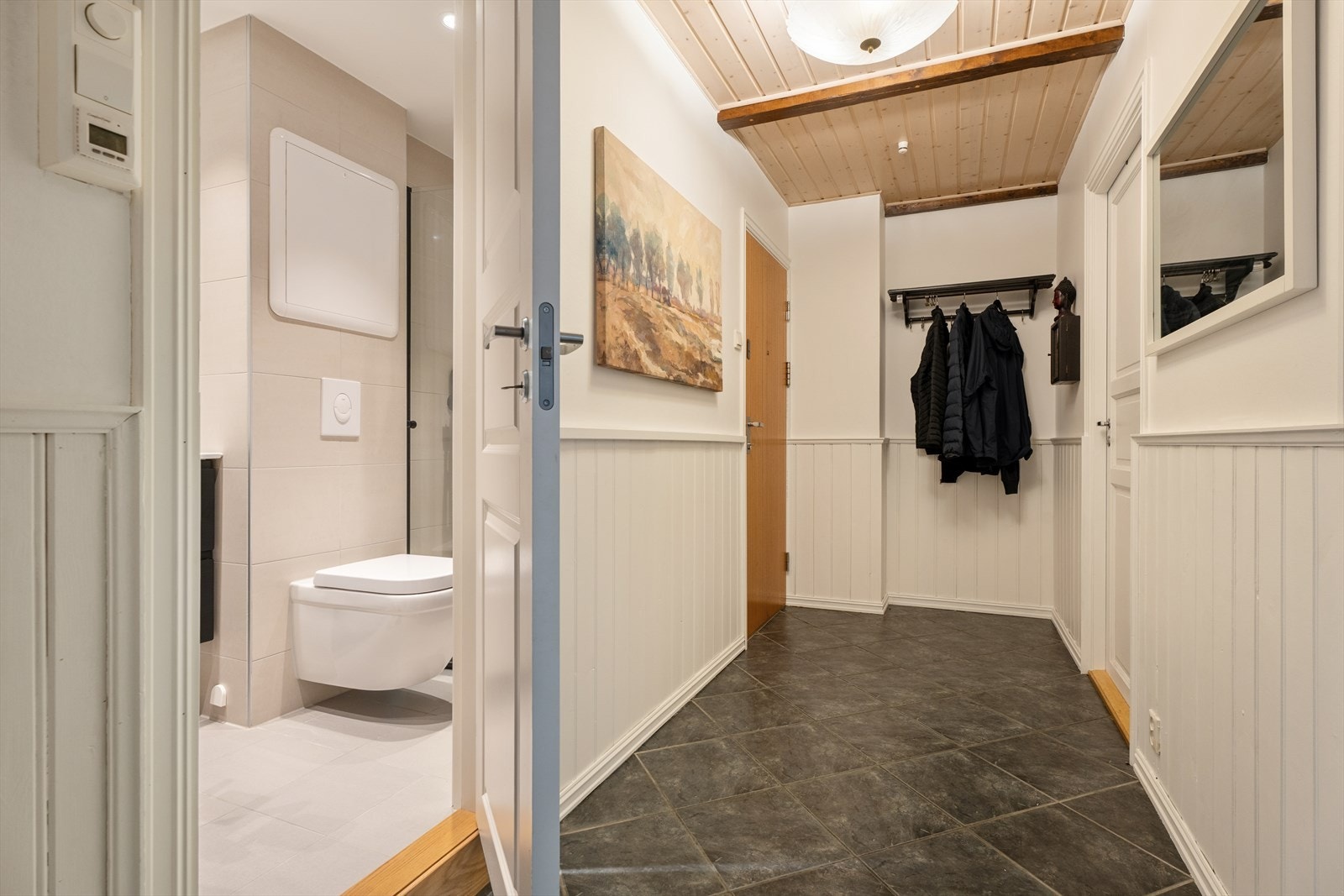 Du ønskes velkommen inn i en lys og innbydende, flislagt entré med god plass til å henge fra seg yttertøy og sette fra seg sko. En hyggelig og praktisk velkomst til boligen! Galleribilde