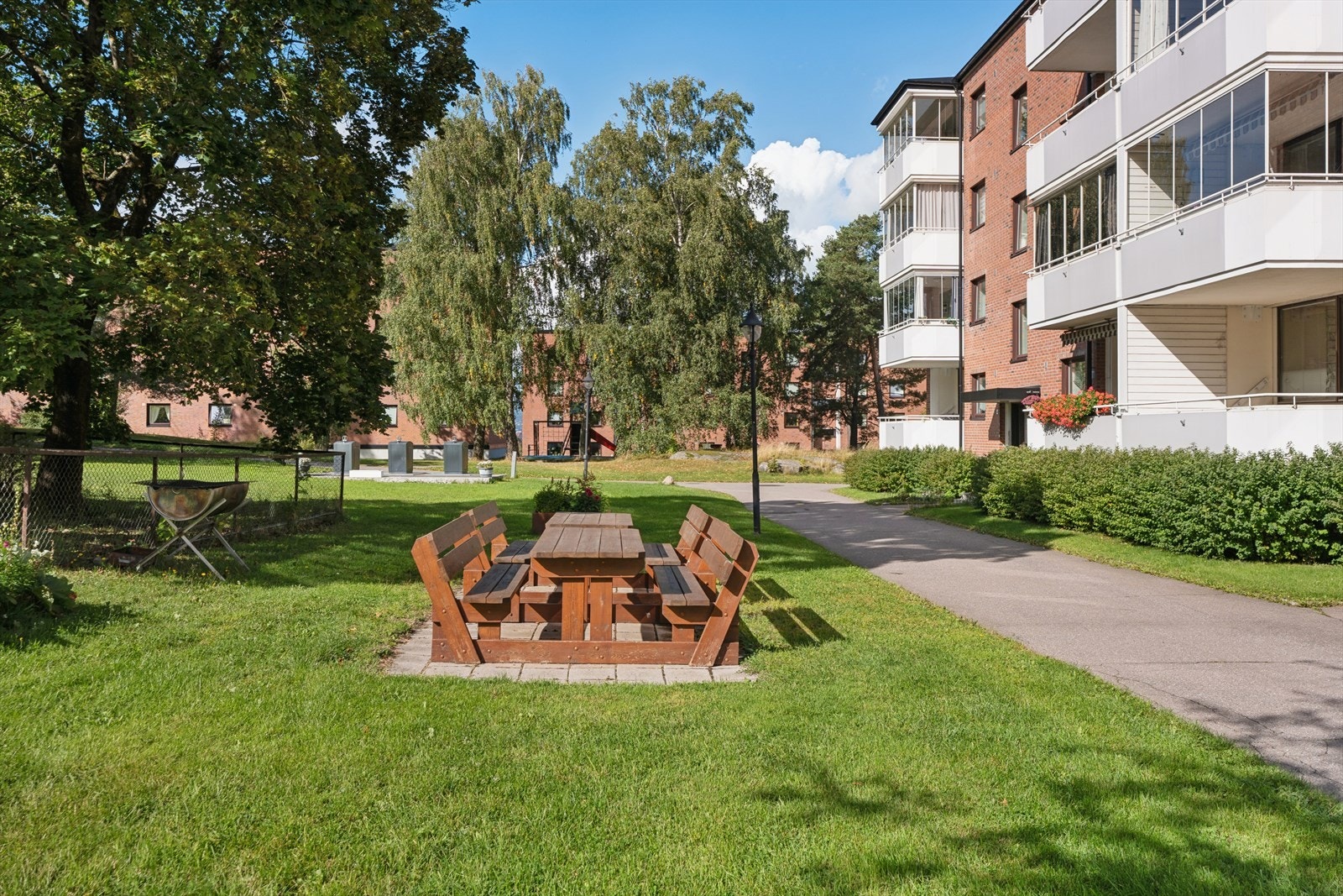Borettslagets eide tomt er opparbeidet med plen, interne veier og parkeringsarealer. Fellesområdene er pent beplantet, og en egen ute- og trivselskomité har ansvar for beplantning og felles aktiviteter. Galleribilde