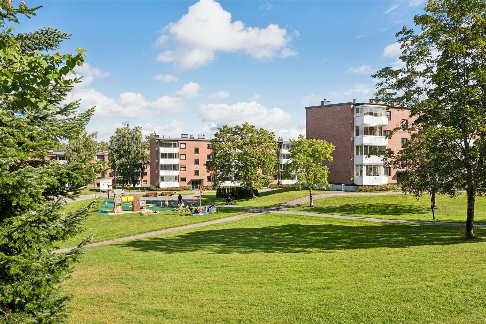 Rett utenfor døren finner du bilfrie internveier, lekeplasser og store, grønne uteområder - perfekt for en trygg og trivelig familiehverdag. Galleribilde