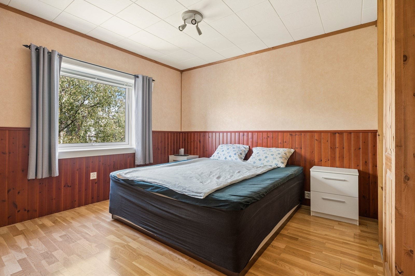 Leiligheten har tre romslige soverom med gode møbleringsmuligheter og fleksible bruksområder. To av soverommene har adkomst fra entréen, mens hovedsoverommet har direkte adkomst fra stuen. Galleribilde
