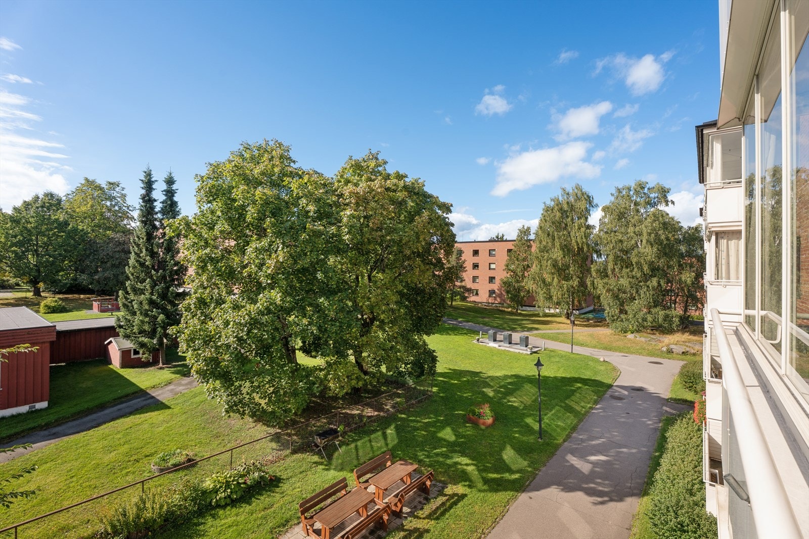 Herfra har du også utsikt over borettslagets hyggelige fellesarealer. Galleribilde