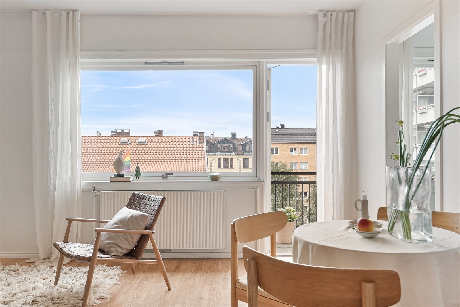 Leiligheten ligger høyt og fint til i byggets 5. etasje med heisadkomst. Fint utsyn uten særlig innsyn! Galleribilde