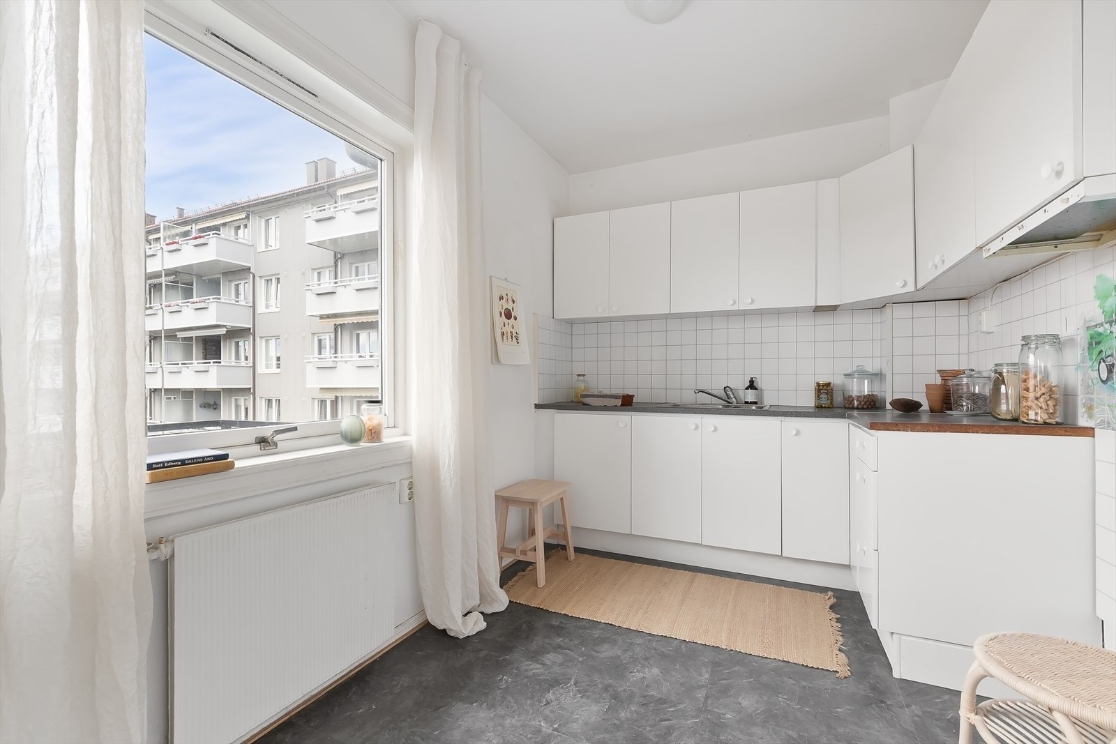 Separat kjøkken hvor plassen er godt utnyttet med rikelig skap- og benkeplass. Galleribilde