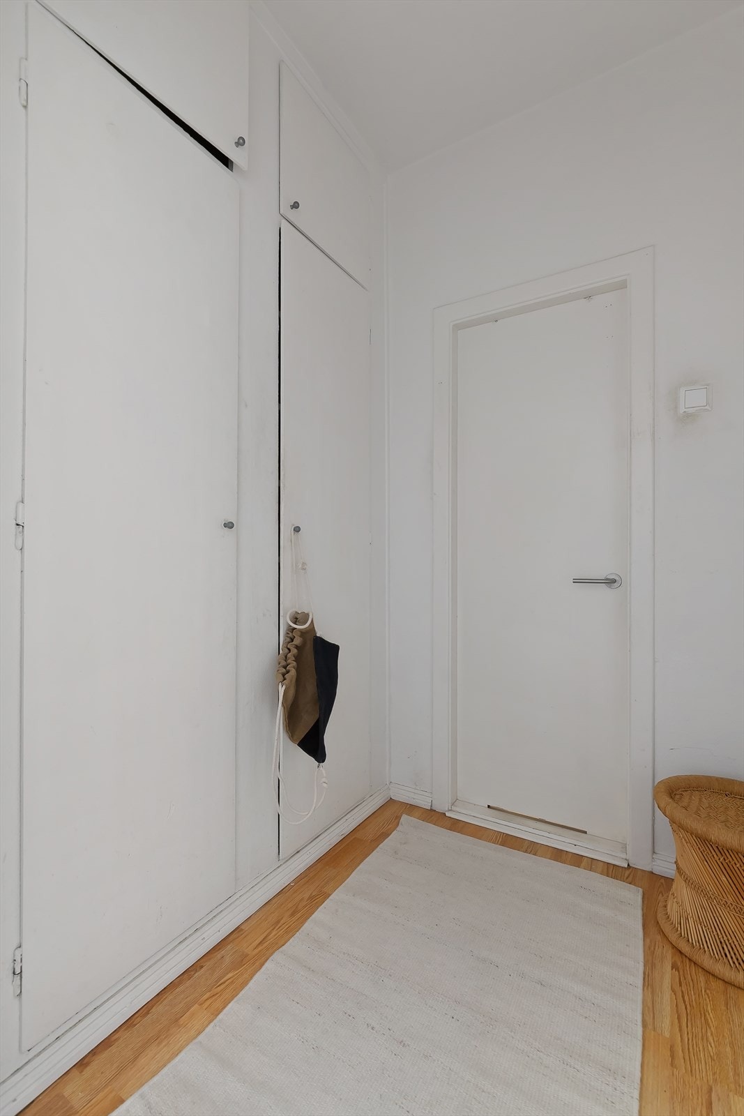 Det god plass til oppbevaring av yttertøy og sko i innebygde skap. Velkommen inn! Galleribilde