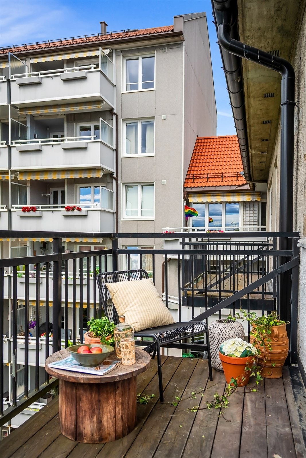 Det er god plass til utemøbler, planter og grill. Galleribilde