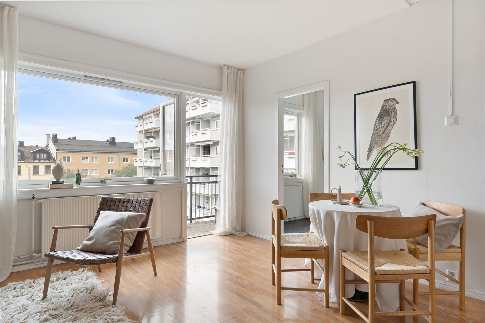 Store vindusflater sørger for rikelig med naturlig lys og bidrar til en lys og luftig atmosfære. Galleribilde