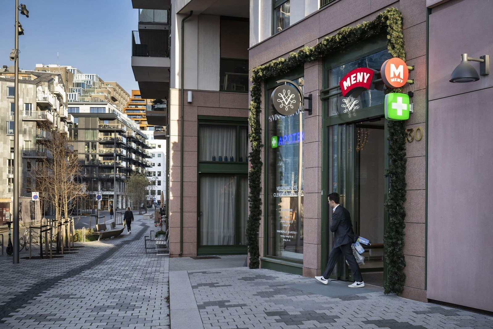 Nabolaget | Bare en kort rusletur fra leiligheten har du tilgang til Vinmonopolet, apotek og Meny sin flaggskipbutikk. Galleribilde