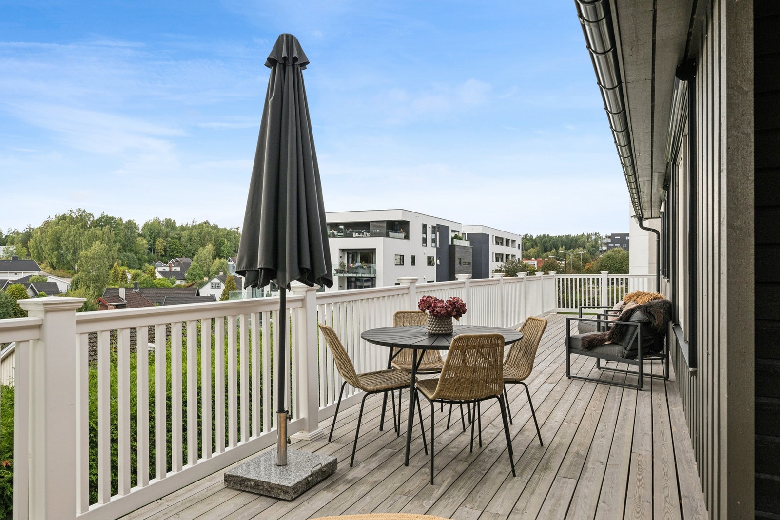 En hyggelig uteplass med fint utsyn over nærområdet. Galleribilde