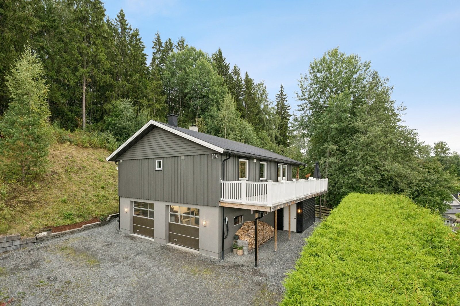 Eiendommen byr på en spennende kombinasjon av en pen boligdel og svært gode garasje-/verkstedfasiliteter. Galleribilde