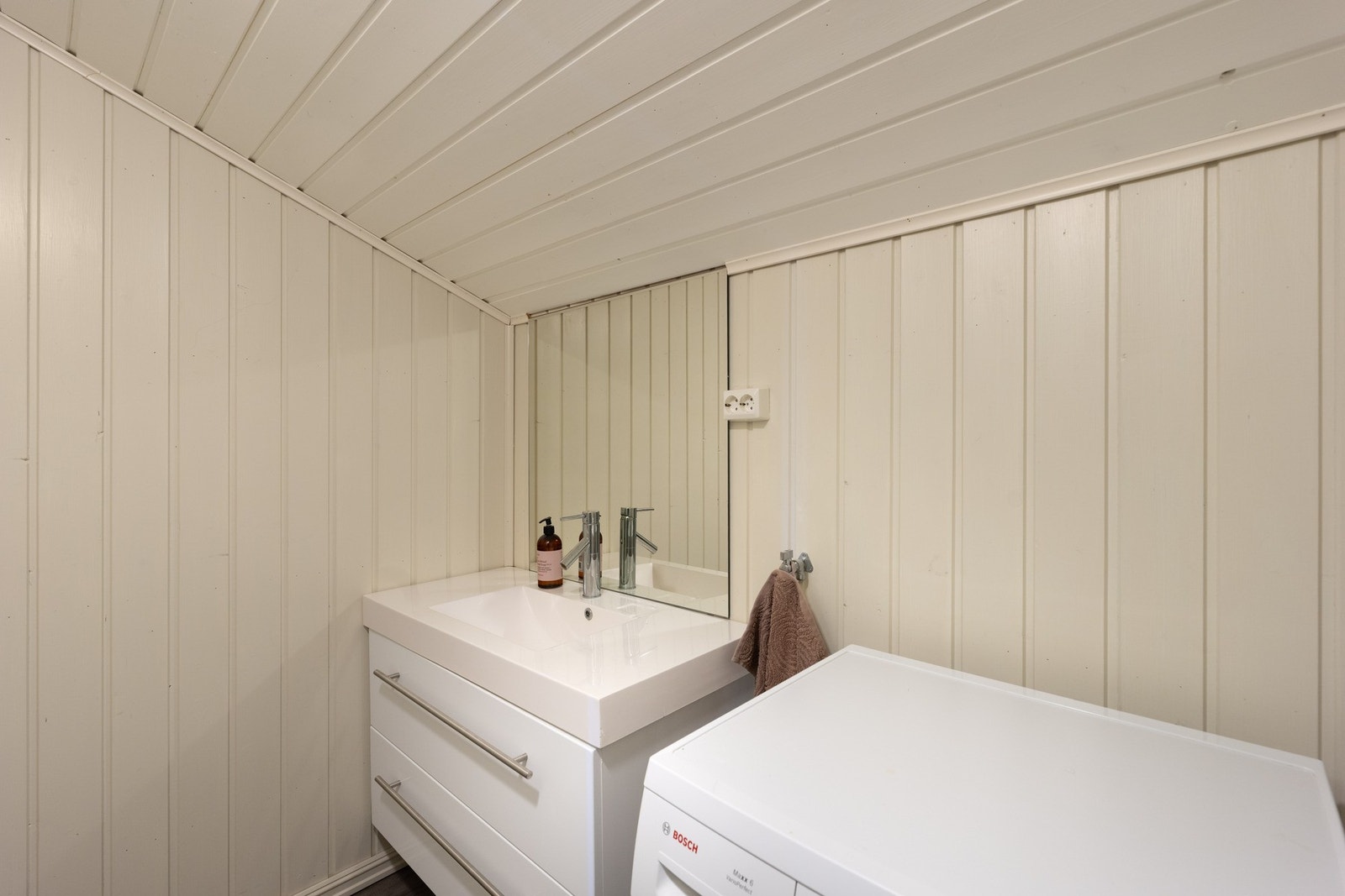 Bad nummer 2 har dusjkabinett, servant, WC og opplegg for vaskemaskin. Galleribilde