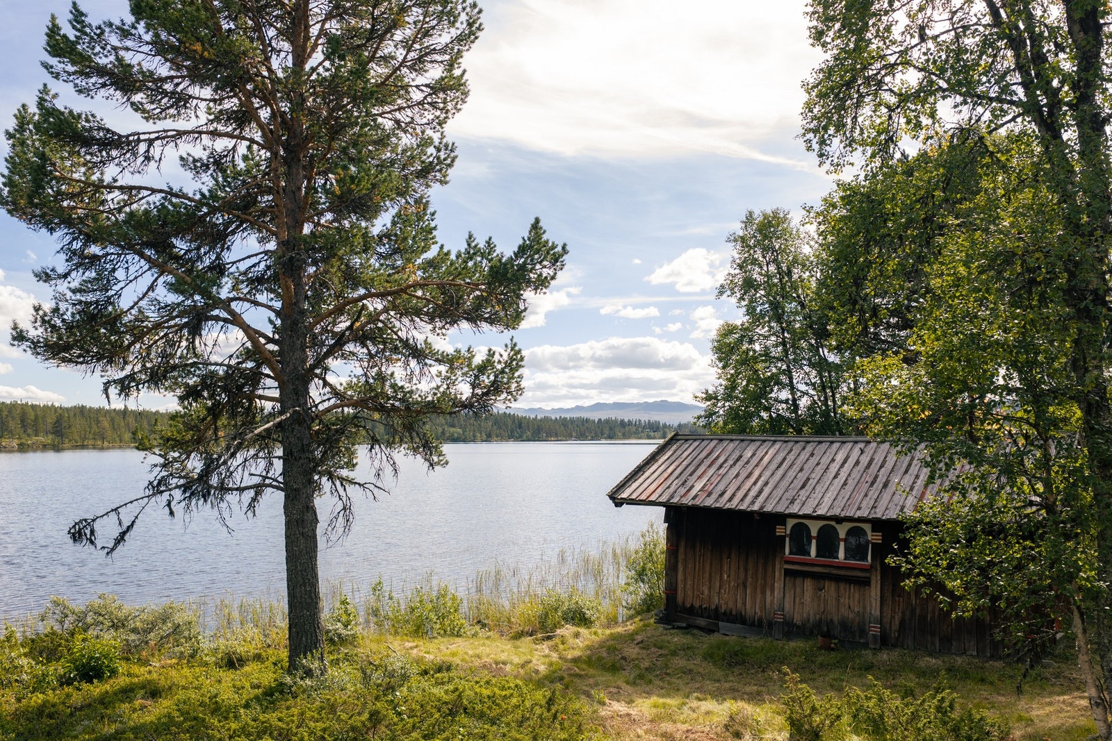 Nydelig utsikt med fjell og vann i skjønn forening. Galleribilde