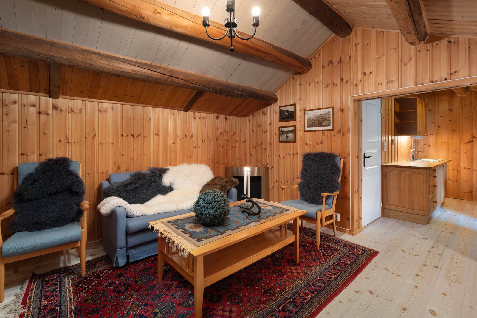 Stua er i en åpen løsning mot kjøkkenet. Galleribilde