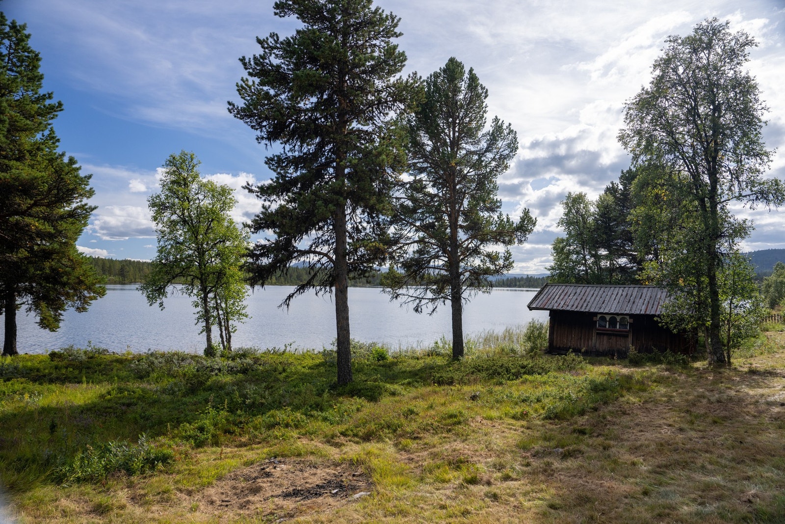 Ved vannkanten er det båtnaust med plass til to båter. Galleribilde