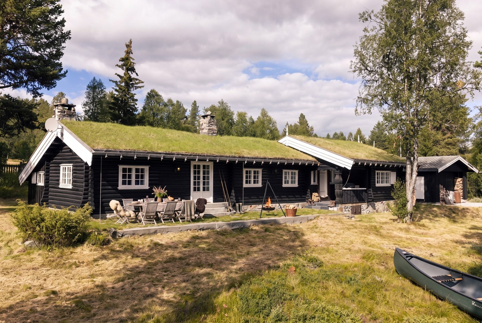 Hovedhytta er en laftet hytte opprinnelig satt opp i 1939. Galleribilde