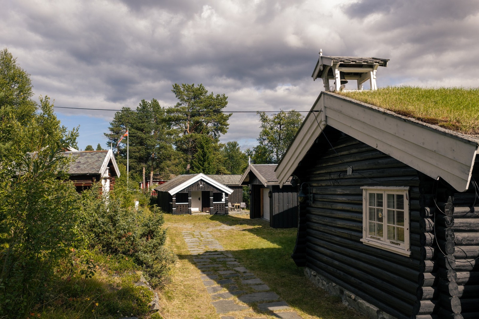 Eiendommen består av Hovedhytta, veslehytta, dobbeltgarasje, stabbur og båtnaust. Galleribilde