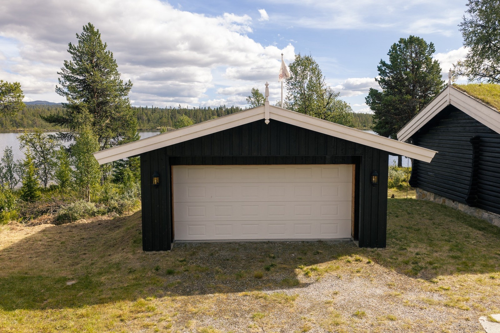 Dobbeltgarasje med god bodplass i bakkant. Galleribilde