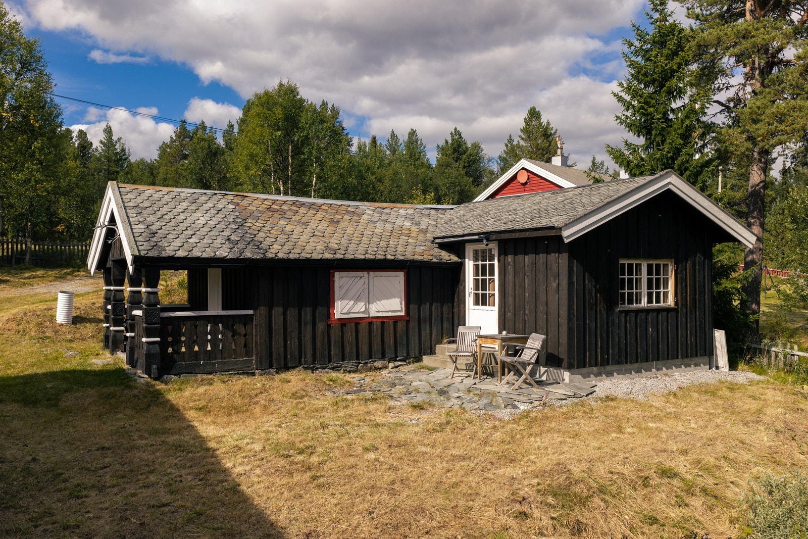 Veslehytta har alle fasiliteter og fungerer fint som en egen hytte. Veldig praktisk om man ønsker å trekke seg tilbake. Galleribilde