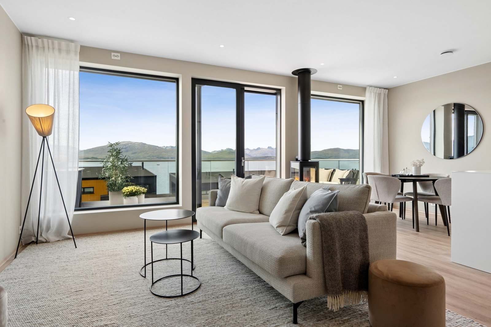 Fra både stue og spiseplass kan du nyte den fantastiske panoramautsikten mot fjord og fjell. Galleribilde
