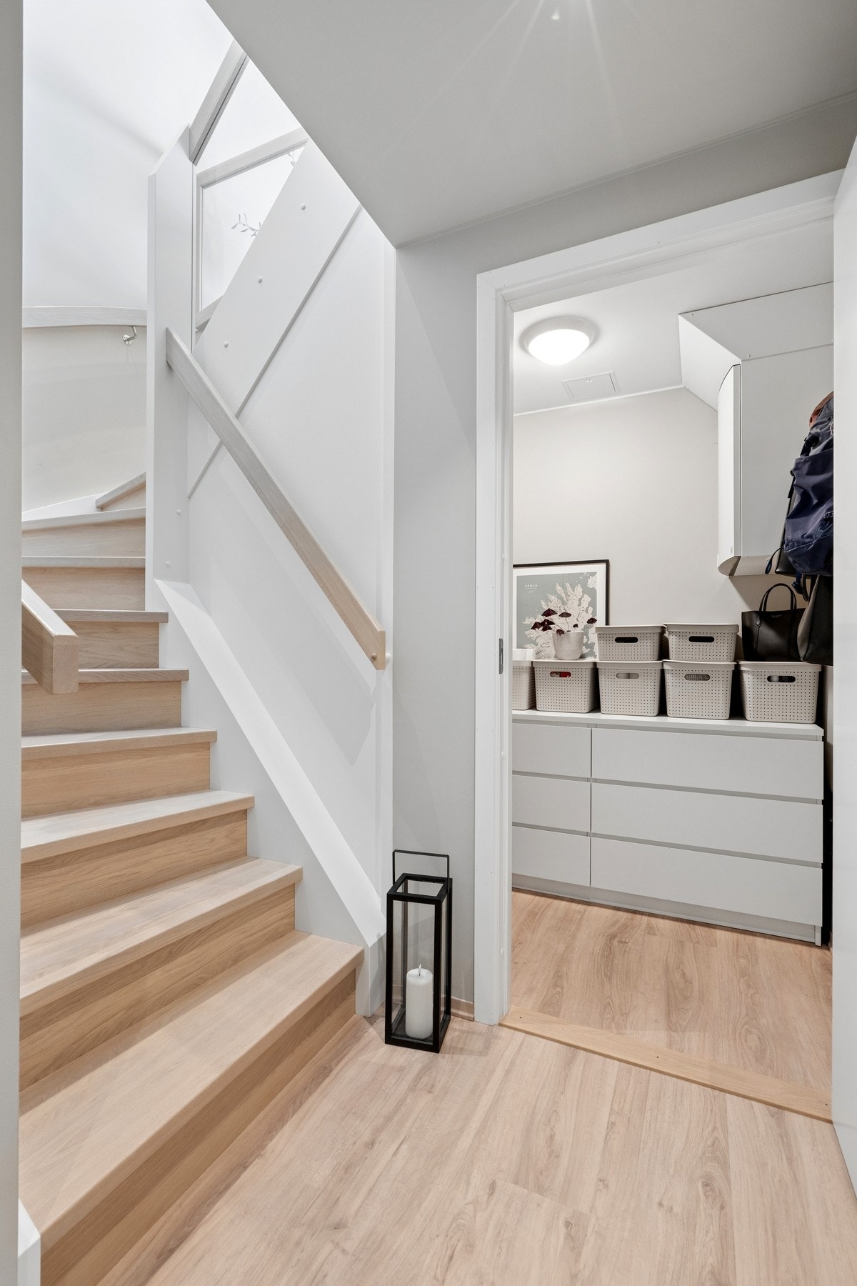 Påkostet enstavs eiketrapp med moderne uttrykk binder etasjene elegant sammen. Galleribilde