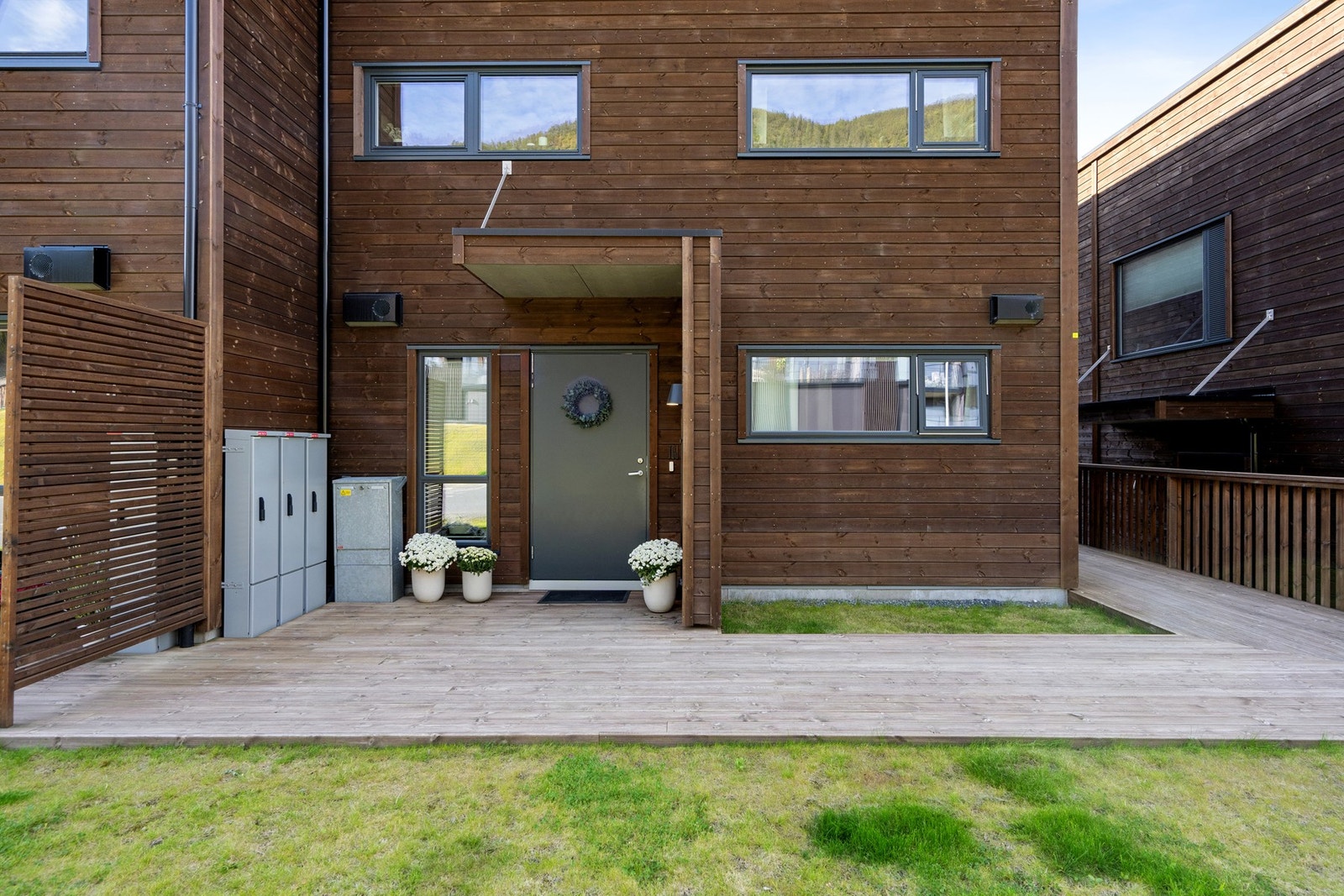 Romslig terrasseplatting og overbygget inngang gir en hyggelig velkomst. Galleribilde