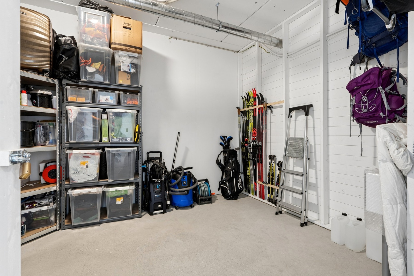 Ekstern sportsbod med fastmontert hyllesystem og god lagringskapasitet. Galleribilde