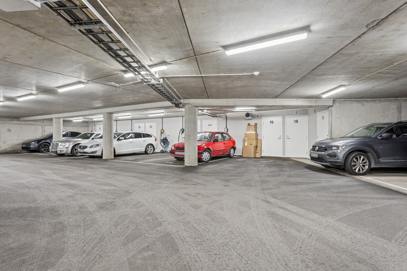 Det medfølger kjellerbod nr 19 og boligen disponerer garasjeplass nr 19 i felles parkeringskjeller med elbillader. Galleribilde